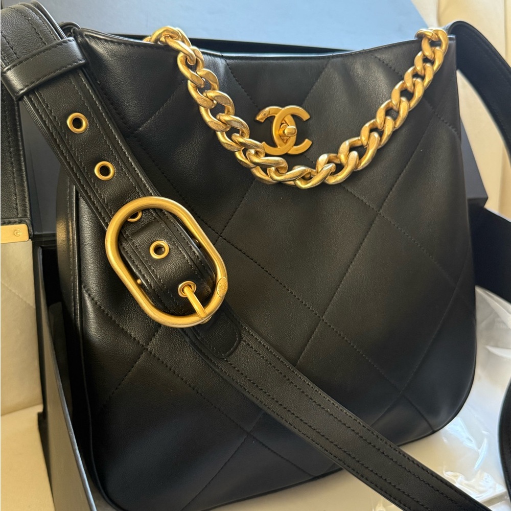 Chanel Easy Mood Hobo Quilted Black Leather Bag with Gold Chain - Picture 5 of 13
